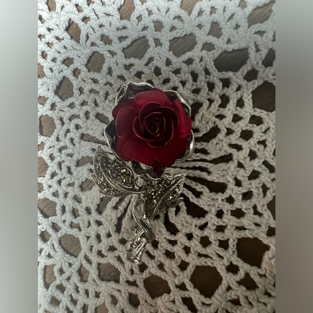 Vintage Beautiful Elegant Dark Red Rose Brooch/Lapel Pin